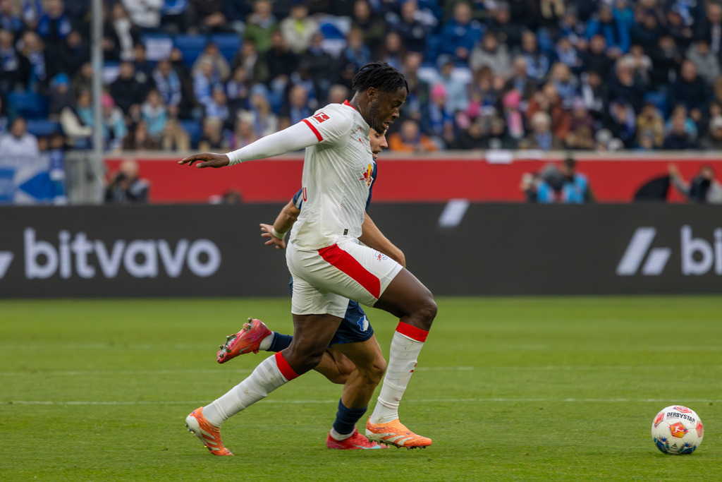Fußball Bundesliga, Saison 2025/26, 10. Spieltag: TSG Hoffenheim gegen RB Leipzig | Fußball Bundesliga, Saison 2025/26, 10. Spieltag: TSG Hoffenheim gegen RB Leipzig***Am Ball: El Chadaille Bitshiabu (5, Leipzig) - Realisiert mit Pictrs.com