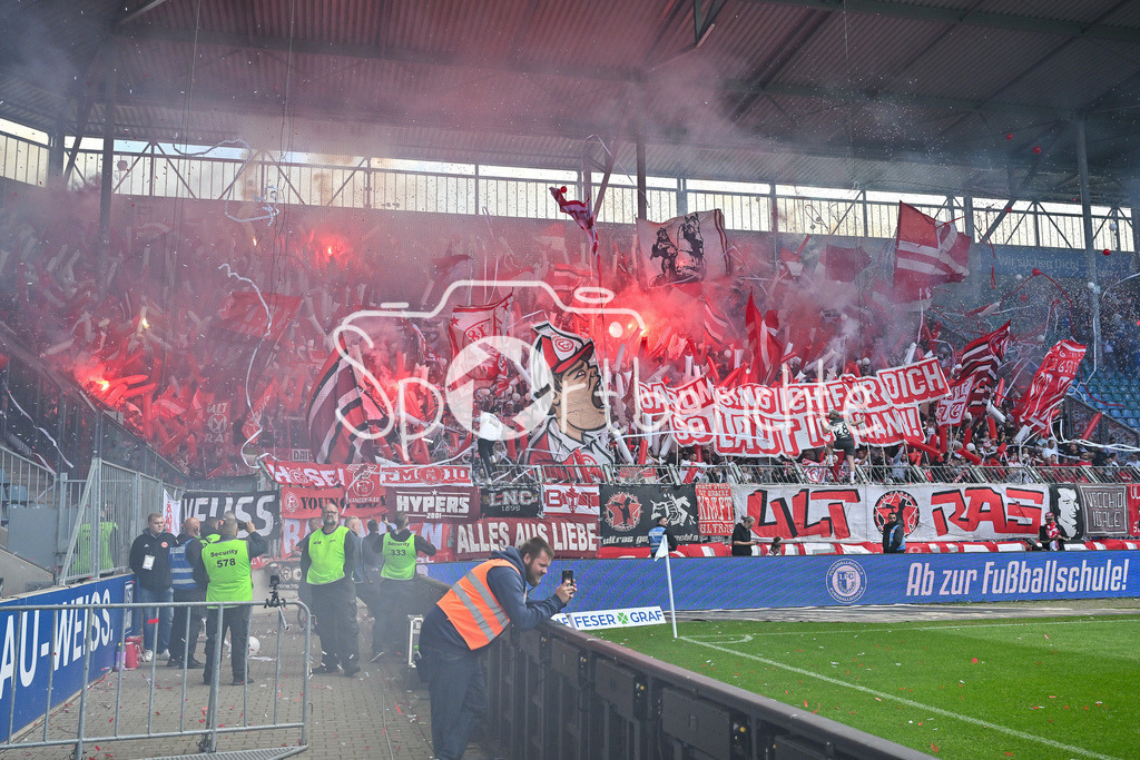 1. FC Magdeburg - Fortuna Düsseldorf | Die Fans der Fortua haben zu Spielbeginn eine Choreographie vorbereitet / Choreo / Ultras / 2. Bundesliga: 1. FC Magdeburg - Fortuna Duesseldorf, Avnet-Arena am 18.05.2025 / DFL REGULATIONS PROHIBIT ANY USE OF PHOTOGRAPHS AS IMAGE SEQUENCES AND/OR QUASI-VIDEO / Pyrotechnik / Pyro