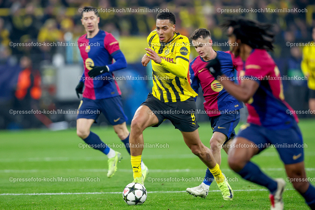 UCL11122401021 | 11.12.2024, UEFA Champions League, Borussia Dortmund - FC Barcelona, 8. Spieltag, Signal Iduna Park, Saison 2024 2025: Felix Nmecha (BVB #8) im Zweikampf gegen Robert Lewandowski (Barca #9)