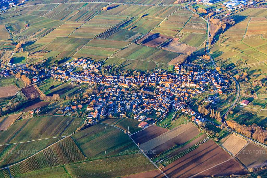 Luftbild: Winzerdorf im Winter zwischen kahlen Weinbergen aus Süden in Göcklingen im Bundesland Rheinland-Pfalz in Deutschland. Foto: IMG_61389.jpg vom 15.12.2013 durch Werner Riehm/FLY-FOTO.de