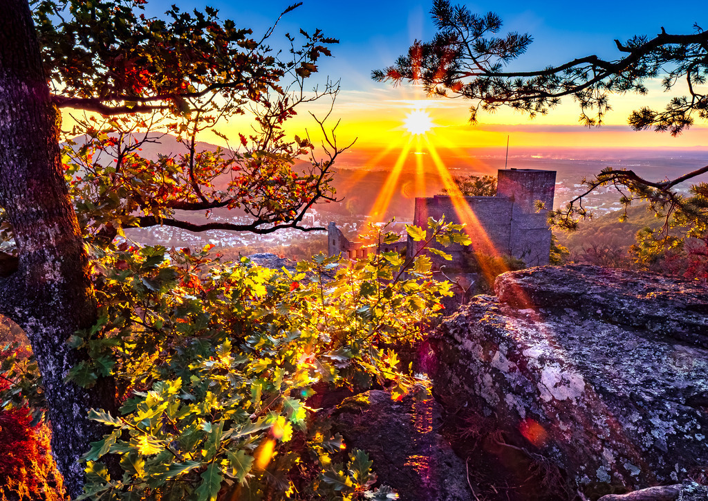 MPI_Sehenswürdigkeiten_0021 | Sonnenuntergang über dem Alten Schloss zu Hohenbaden von unterhalb der Ritterplatte aus - Realisiert mit Pictrs.com