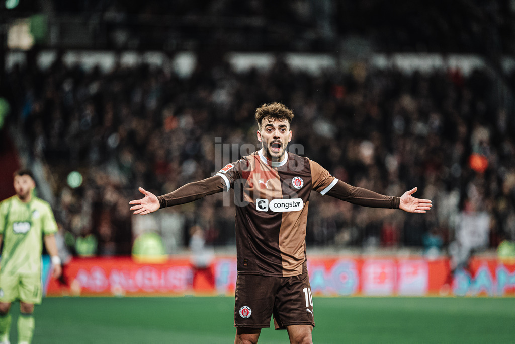 Fußball | Männer | Saison 2024/2025  | Fußball-Bundesliga | 26. Spieltag | FC St. Pauli vs. TSG Hoffenheim | 14.03.2025 | Danel Sinani (#10, FC St. Pauli) beschwert sich