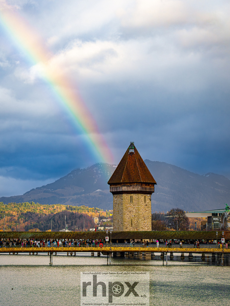 Regenbogen nach Fritschi-Umzug 2026 | Stimmungsvolle Fotokunst aus Luzern. Erlebe den Pilatus, den See und die Stadt Luzern in exklusiven Aufnahmen in der Fotogalerie & Shop. - Realisiert mit Pictrs.com
