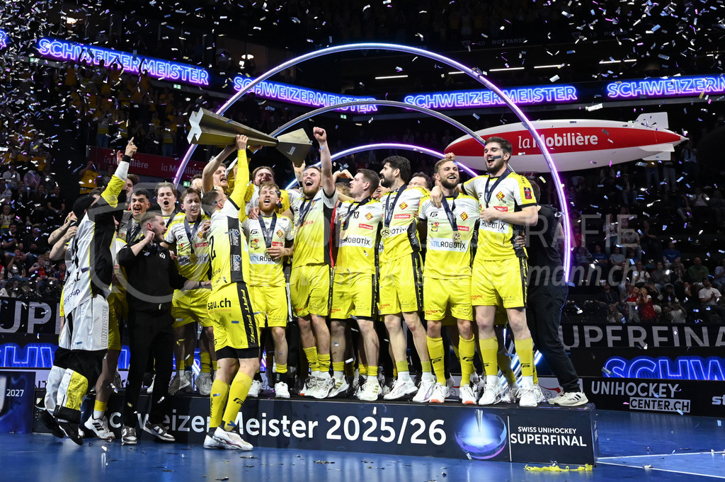 Zug United - HC Rychenberg - 25. April 2026 | Michel Wöcke (#22 HC Rychenberg Winterthur) präsentiert den Pokal seinen Mitspielern am L-UPL Superfinal-Spiel zwischen Zug United und HC Rychenberg am 25. April 2026 in der BCF Arena, Fribourg, Schweiz.Bild: Sportfotografie Markus Aeschimann | www.markus-aeschimann.ch - Realisiert mit Pictrs.com