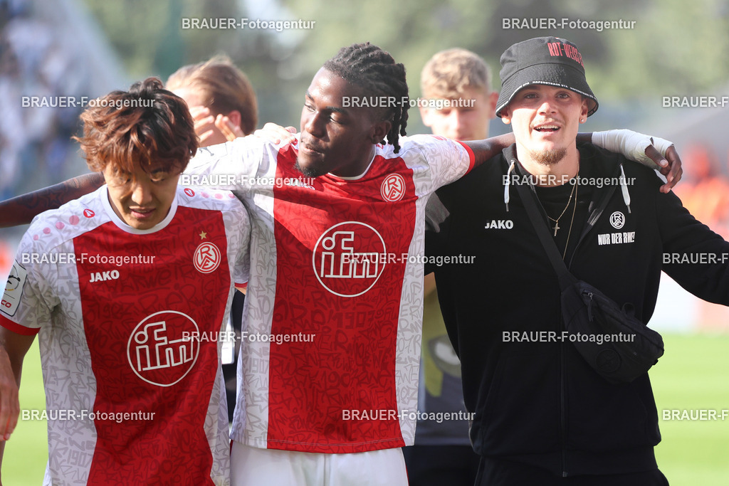 Rot-Weiss Essen - Hansa Rostock | Essen, Deutschland, 20.09.2025 Kaito Mizuta  (Rot-Weiss Essen), Franci Bouebari  (Rot-Weiss Essen) und Tom Moustier  (Rot-Weiss Essen) feiern gemeinsam den Siegwährend des 3.Liga Spiels zwischen  Rot-Weiss Essen und Hansa Rostock am 20.09.2025 im Stadion an der Hafenstraße in Essen. (Foto von Timo Bluhmki-Schmidt/Brauer Fotoagentur