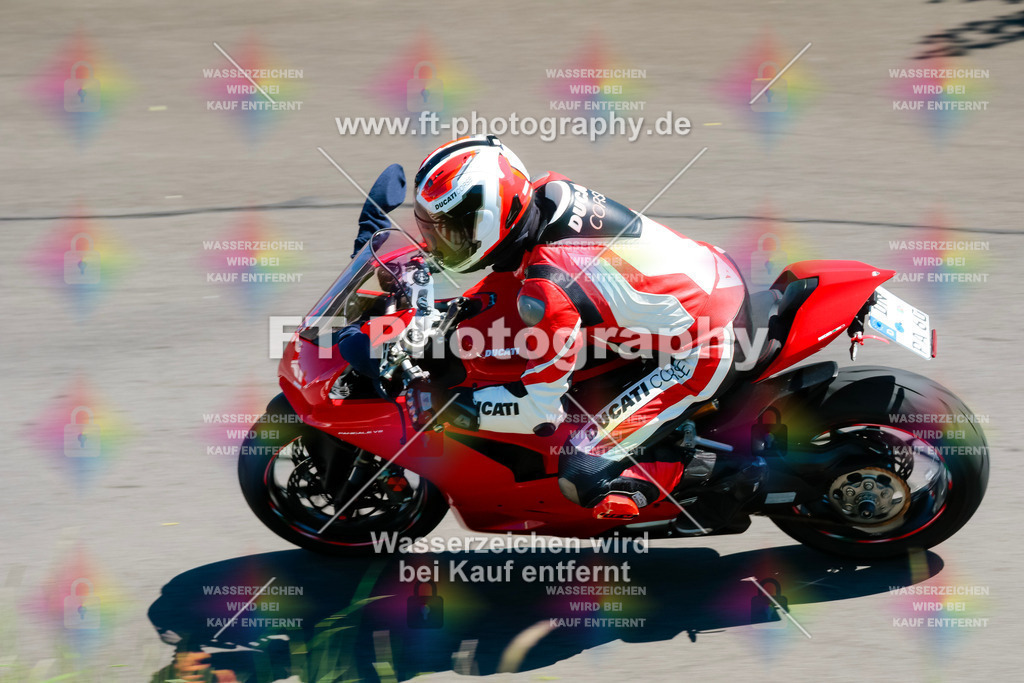 Moto-TeamOBK-21931 | Hier findet Ihr Bilder von Touristenfahrten auf der Nürburgring Nordschleife oder von anderen Veranstaltungen die ich besucht habe. Viel Spass beim Durch Schauen 