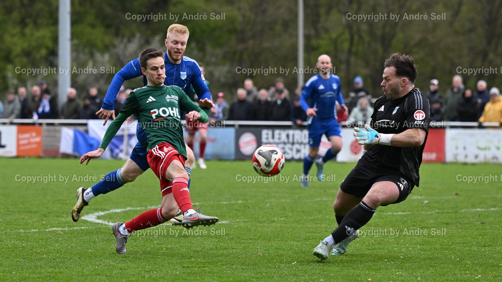 MTSV Hohenwestedt (grün) vs TuS Rotenhof (blau) | Thies Kochanski (MTSV #7) scheitert an Jark Decker (Rotenhof #2) &amp; Justin Sörensen (Rotenhof #1) / Fußball-Oberliga Männer 2025/2026 / MTSV Hohenwestedt (grün) vs TuS Rotenhof (blau) / Sportplatz Wilhelmhöh / Hohenwestedt / 25.04.26 - Realisiert mit Pictrs.com