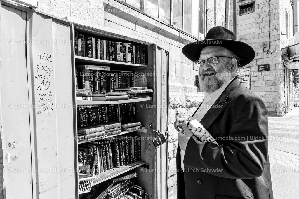 201608_Israel-116 | Jerusalem. Bücherverkauf auf der Straße. Selbstbedienung: Geld in die Kasse werfen, Buch nehmen und gehen... - Realisiert mit Pictrs.com