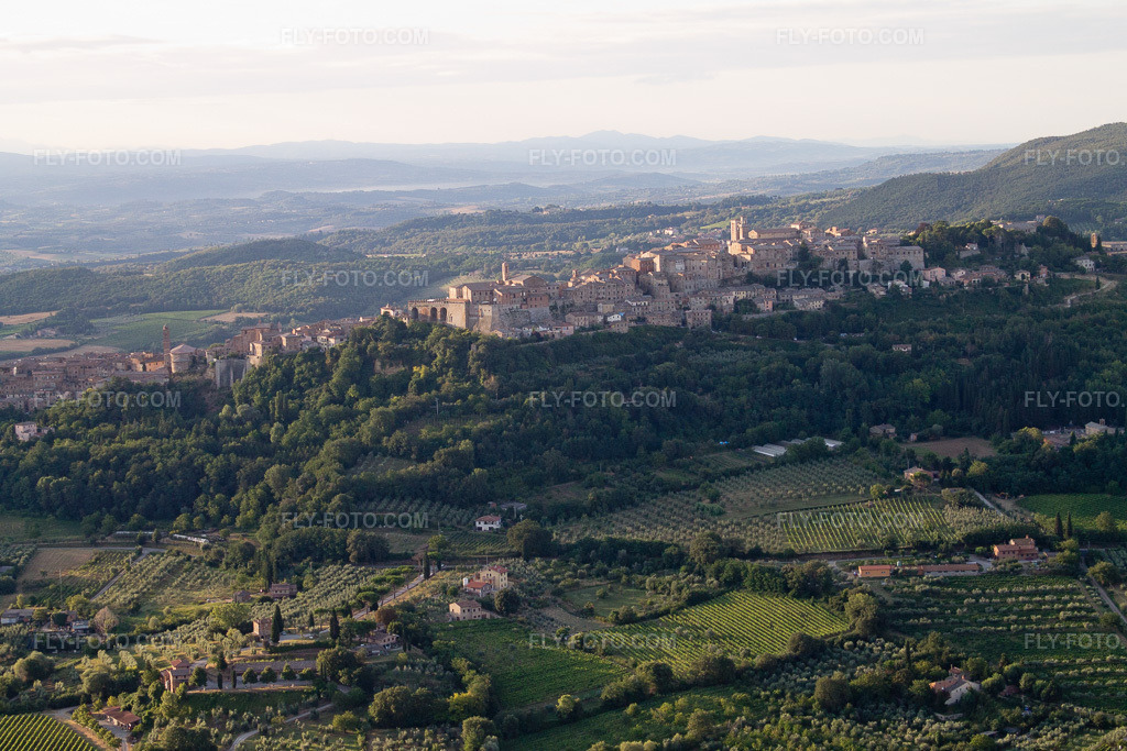 Aerial view: View of the town in Montepulciano in the state Siena, Italy. – Photo: IMG_43370.jpg taken on 07/25/2011 by Werner Riehm/FLY-FOTO.com – Resolution of the original: 4272 x 2848 px