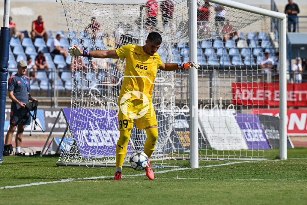 Papohs FC U19 - FC Bayern München U19 | am Ball Petros PETROU (Paphos FC U19 99) / Einzelfoto / Freisteller / UEFA Youth League: Paphos FC U19 - FC Bayern München U19; Stelios Kyriakides Stadium am 30.09.2025