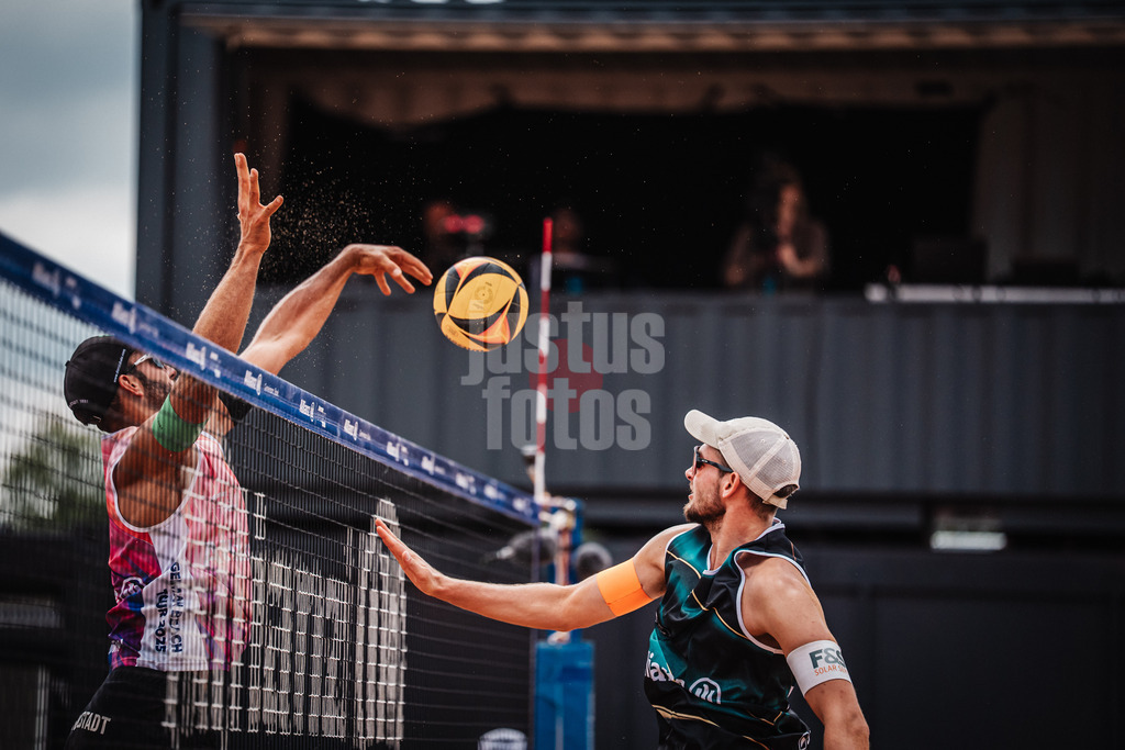 Beachvolleyball | Männer | Allianz German Beach Tour 2025 | Tourstop München | 04.07.2025 | v.l. Kim Huber gegen Benedikt Sagstetter