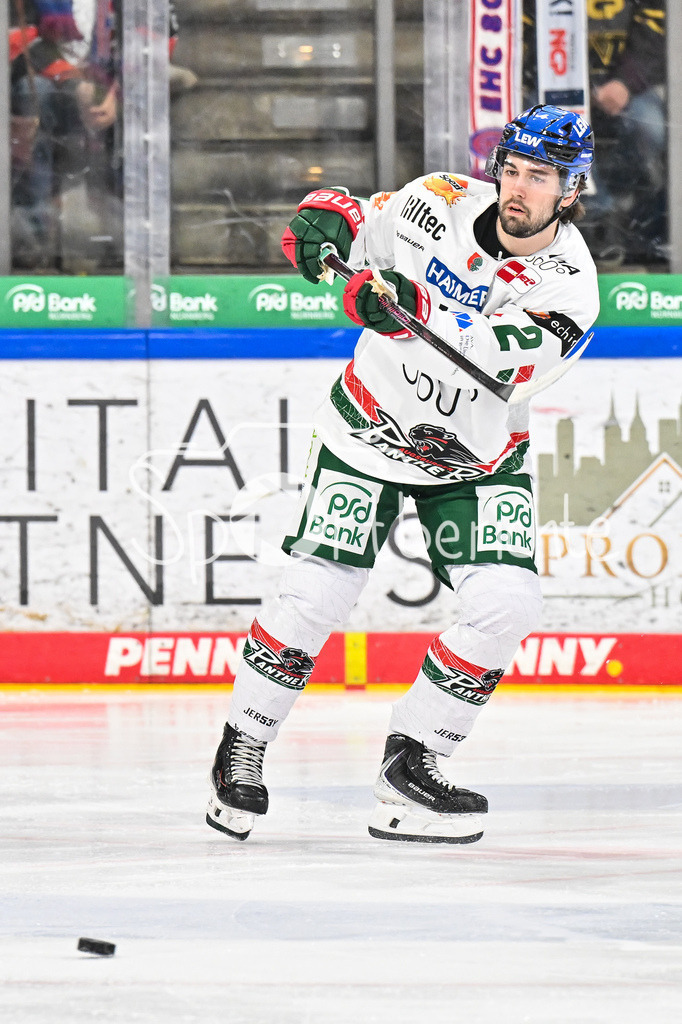 Nürnberg Ice Tigers - Augsburger Panther | NUREMBERG, GERMANY - 23. JANUARY: am Puck David FARRANCE (Augsburger Panther 2) / Einzelfoto / Freisteller während dem Match zwischen den Nürnberg Ice Tigers und den Augsburger Panthern am 42. Spieltag der Penny DEL in der PSD Bank Nürnberg Arena