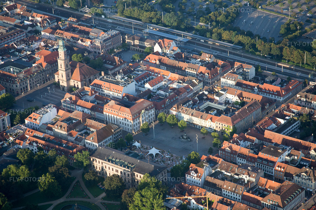 Luftbild: Hugenottenkirche im Altstadt- Zentrum der Innenstadt im Ortsteil Markgrafenstadt in Erlangen im Bundesland Bayern in Deutschland. Foto: IMG_092611.jpg vom 07.08.2016 durch Werner Riehm/FLY-FOTO.de
