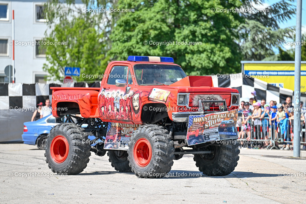Linz_ Autostunt_ Monstertruck_ Show_ 20.05.2024-38 | 20.05.2024, Linz, AUT, Stuntshow, im Bild Linz, Autostunt, Monstertruck, Show, Schrottauto, Stuntman, Motor, Artistik, Ueberschlag, Feuershow, Zuschauer