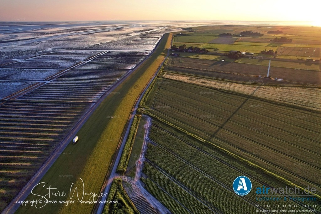 Luftbild Nordstrand, LangerDeich, Dreisprung, Püttenweg, Trendermarsch, Husumer Bucht | Luftbild Nordstrand, LangerDeich, Dreisprung, Püttenweg, Trendermarsch, Husumer Bucht - Die Unterkunft am Püttenweg 1 ist ein ehemaliger Resthof in absoluter Alleinlage direkt am Nordseedeich. Sie bietet eine Ferienwohnung für bis zu zwei Personen mit direktem Zugang zur Südterrasasse und Blick auf die weite Marschlandschaft. Die Wohnung ist ebenerdig, komfortabel eingerichtet und ideal für einen entspannten Nordsee-Urlaub. Haustiere sind auf Anfrage erlaubt.