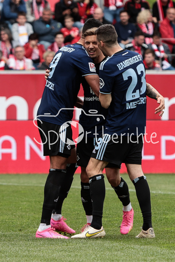 SSV Jahn Regensburg - Hamburger SV | Die Hamburger freuen sich ueber den verwandelten Foulelfmeter zum 0-2 durch Sonny KITTEL (HSV #10) / DFL REGULATIONS PROHIBIT ANY USE OF PHOTOGRAPHS AS IMAGE SEQUENCES AND/OR QUASI-VIDEO