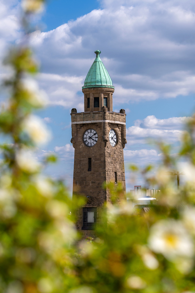 hamburg landungsbruecken pegelturm im fruehling bild auf leinwand acrylglas | Kaufen Sie Hamburg Bilder und Hamburg Fotos auf Leinwand, Acrylglas, Alu-Dibond, oder als Poster in Hamburgs großer Onlinegalerie. Elbphilharmonie Bilder, Hamburger Hafen, Speicherstadt, Alster und viel mehr.
