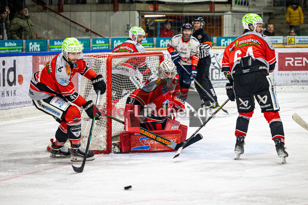 TSV Peißenberg MINERS gegen ESC Kempten SHARKS | Eishockey Bayernliga Herren Pre-Playoffs 2024/25, TSV Peißenberg MINERS gegen ESC Kempten SHARKS, 20250131,Verteidigung aktiv vor dem Tor,2025-01-31 in Peißenberg (Eisstadion Peißenberg)Dominik EBENTHEUER (MINERS 91), Korbinian SERTL (MINERS Goali 31)Copyright: WolfgangxLindner foto-lindner.de