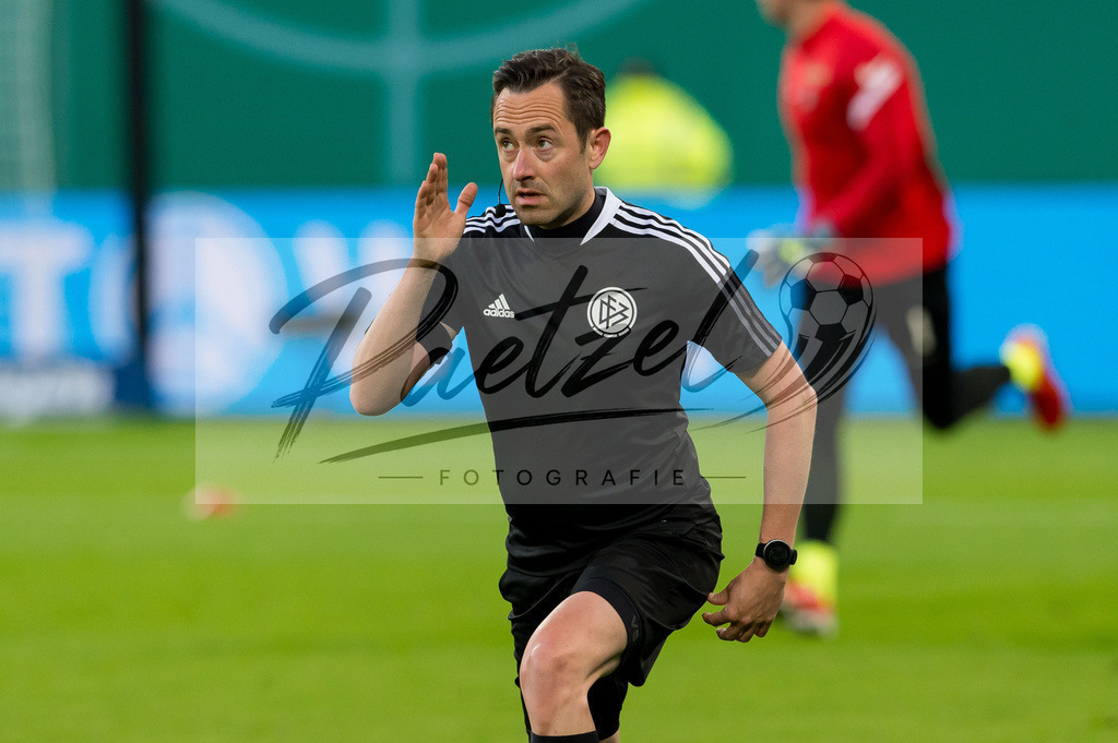 HSVSCF20220419_271 | Fussball, Herren: Referee assistent Markus Sinn waermt sich auf beim DFB-Pokal-Halbfinalspiel zwischen Hamburger SV und SC Freiburg im Volksparkstadion am 19.04.2022 in Hamburg, Deutschland.DFB / DFL REGULATIONS PROHIBIT ANY USE OF PHOTOGRAPHS AS IMAGE SEQUENCES AND/OR QUASI-VIDEO. - Realisiert mit Pictrs.com