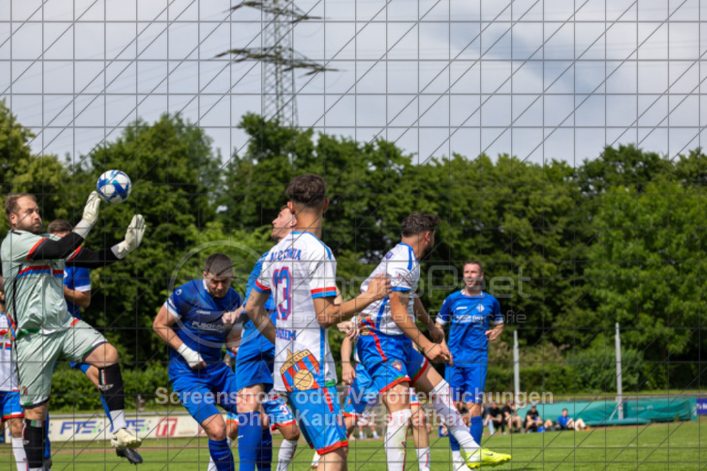 20250601_161005_0284 | #,1.FC Eislingen (blau) vs. AC Catania Kirchheim (weiß), Fußball, Bezirksliga - Bezirk Neckar/Fils, 29. Spieltag, Saison 2024/2025, Rasenplatz, Eichbachstation, Haldenstraße, 73054 Eislingen, 01.06.2025 - 15:00 Uhr,Foto: PhotoPeet-Sportfotografie/Peter Harich