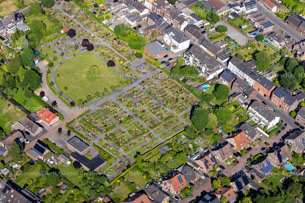 Luftbild Kerken-Aldekerk-4893 | Luftbildfotografie Grabreihen auf dem Gelände des Friedhofes in Kerken im Bundesland Nordrhein-Westfalen, Deutschland - Realisiert mit Pictrs.com