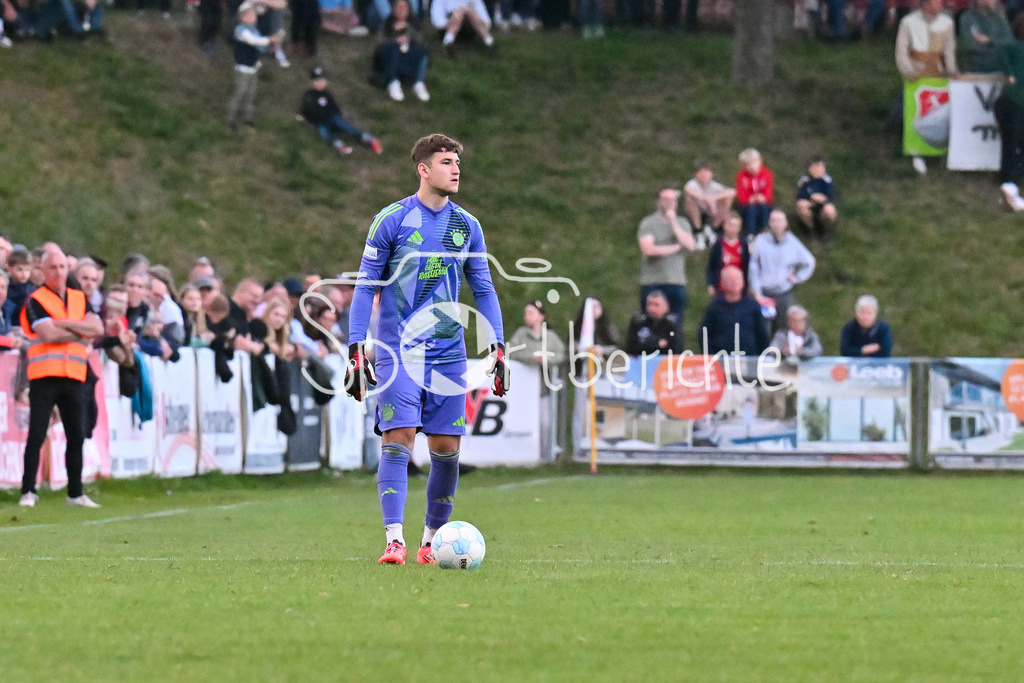 TSV Aubstadt - FC Bayern Amateure | am Ball Anthony PAVLESIC (FC Bayern München II #1) / Einzelfoto / Freisteller / Regionalliga Bayern: TSV Aubstadt - FC Bayern Muenchen II, NGN-Arena am 23.04.2025