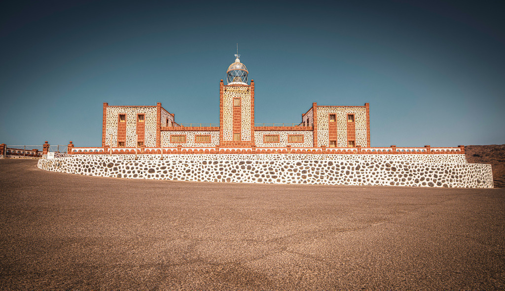 Der Faro de la Entallada------Leuchtturm auf Fuerteventura | Der Leuchtturm befindet sich an der Steilküste in einer Höhe von 185 m.  Atypisch für diesen Leuchtturm ist der relativ kleine Laternenturm. - Realisiert mit Pictrs.com
