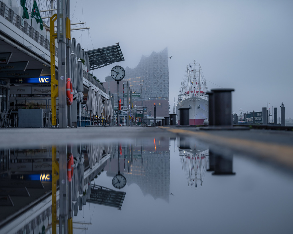 Elbphilharmonie im Nebel – Hamburg | Der Hamburger Hafen an einem grauen, nebligen Tag – eine reduzierte, Seite der Elbphilharmonie. - Realisiert mit Pictrs.com
