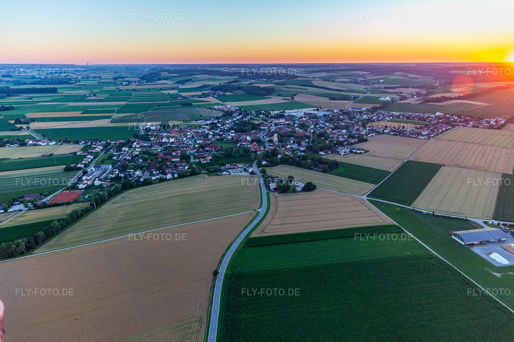 Luftbild: Großköllnbach im Abendrot im Ortsteil Großköllnbach in Pilsting im Bundesland Bayern in Deutschland. – Foto: IMG_132960.jpg vom 02.07.2022 durch Werner Riehm/FLY-FOTO.de – Auflösung des Originals: 5472 x 3648 px – WWW.VS-PILSTING.DE