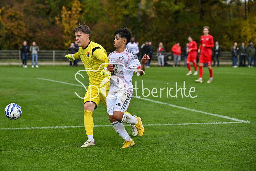 SpVgg Unterhaching U19 - FC Bayern München U19 | Im Duell Vincent HUBER (SpVgg Unterhaching U19 1) und Maycon Douglas NORMANHA CAROZO (FC Bayern München U19 11) / Zweikampf / U19 DFB Nachwuchsliga: SpVgg Unterhaching - FC Bayern München; Sportschule Oberhaching am 18.10.2025