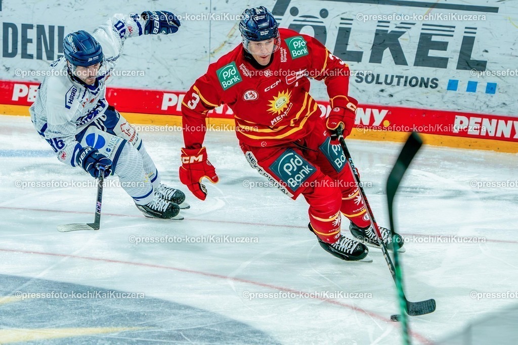 KKU10012501023 | 10.01.2025, xkkux, Eishockey, Penny DEL, Düsseldorfer EG - Straubing Tigers, PSD-BANK Dome: Skyler McKenzie (Straubing Tigers #86) im Zweikampf gegen Alec McCrea (DEG #3)