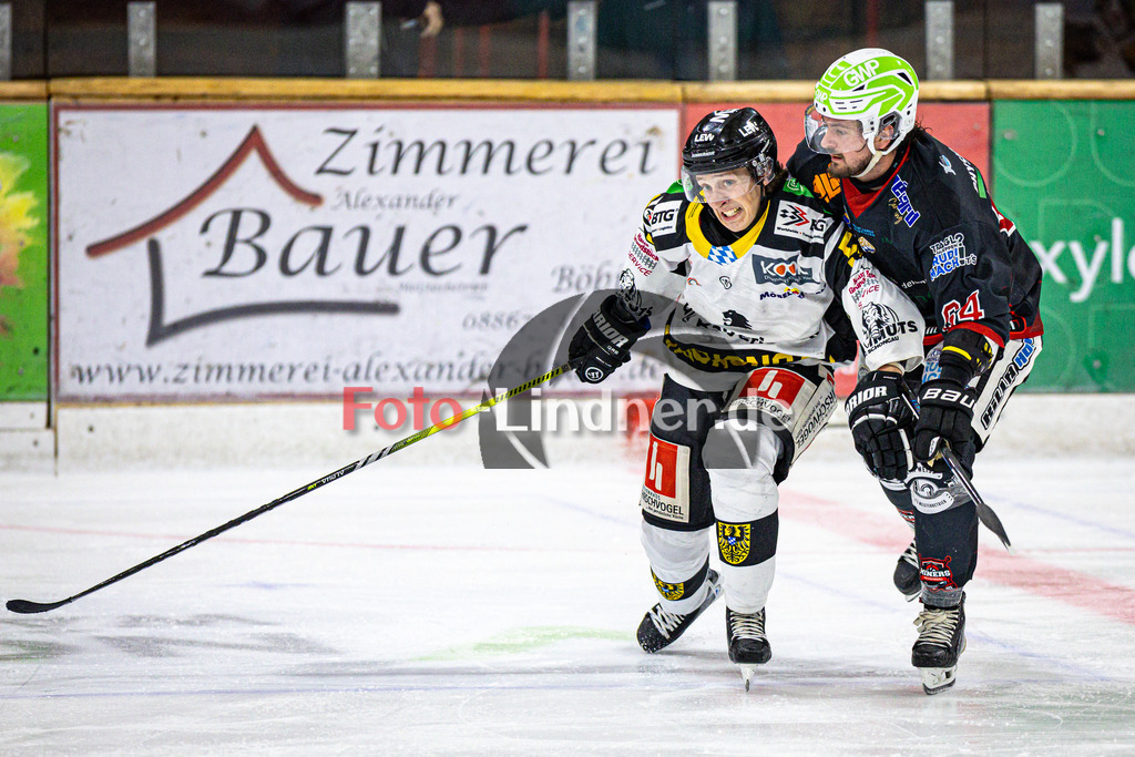 Peißenberg MINERS gegen EA Schongau MAMMUTS | Eishockey Bayernliga 2025/26 Vorbereitung, Peißenberg MINERS gegen EA Schongau MAMMUTS, 20251003,Zweikampf,2025-10-03 in Peißenberg (flatbuy Arena Peißenberg), Marco MUNZIG (MAMMUTS 55), Marek HALODA (MINERS 64)Copyright: WolfgangxLindner www.foto-lindner.de