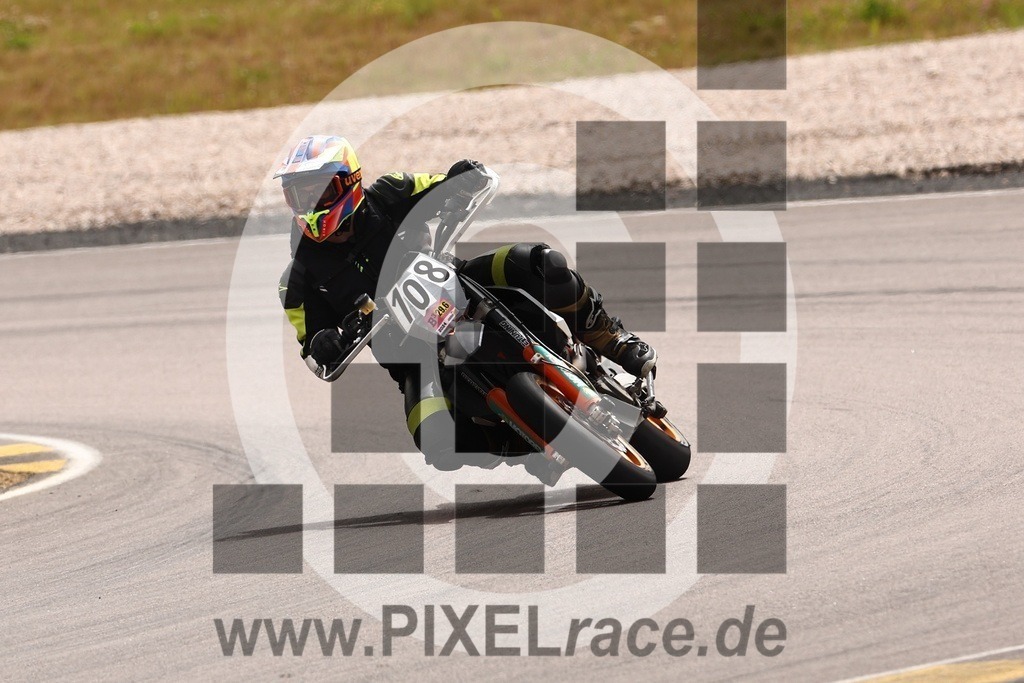 0108-20240629_01773 | Schöne Erinnerungen an spannende Momente - das festzuhalten ist unser Job. PIXELrace.de ist seit 2003 auf den Rennstrecken Europas unterwegs um die Action draußen beim Fahren und die wunderbare Stimmung imm Fahrerlager für euch einzufangen.