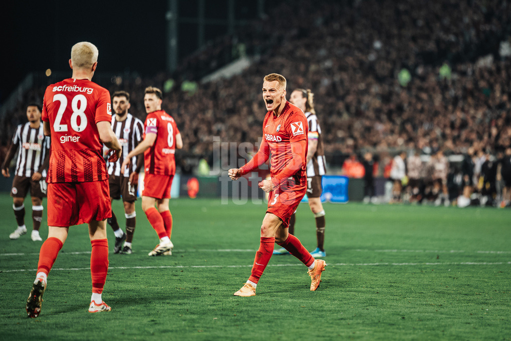 Fußball | Männer | Saison 2025/2026  | Fußball-Bundesliga | 27. Spieltag | FC St. Pauli vs. SC Freiburg | 22.04.2026 | Philipp Lienhart (#3, SC Freiburg) jubelt nach einer erfolgreichen Abwehr