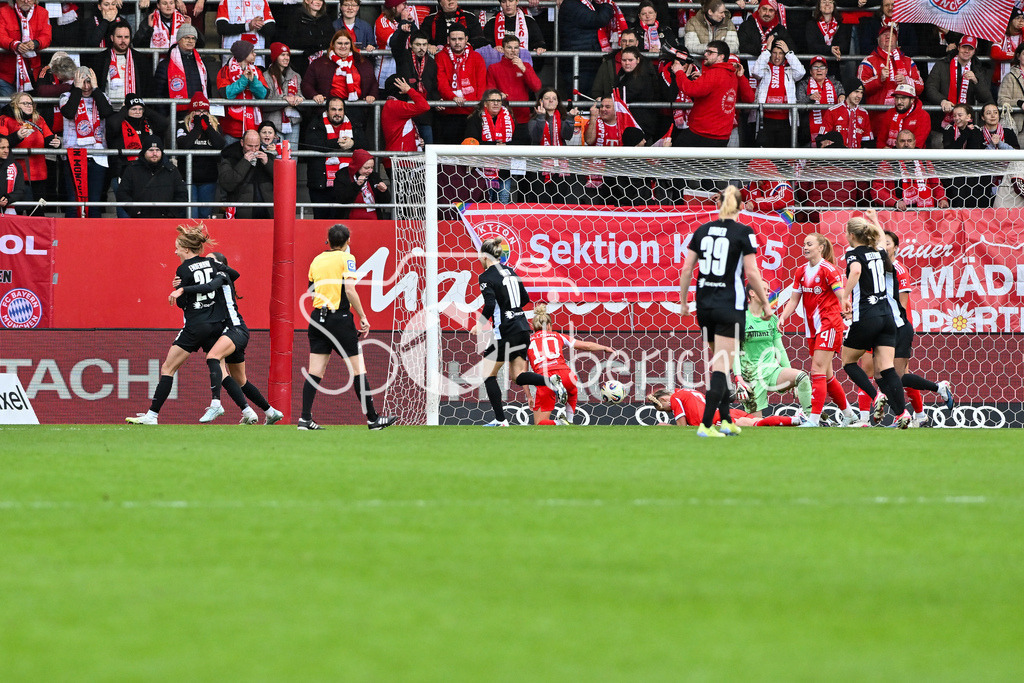 FC Bayern München - VfL Wolfsburg | MUNICH, GERMANY - 22. FEBRUARY: Jubel der Wolfsburgerinnen nach dem Treffer zum 0-1 durch Kessya BUSSY (VfL Wolfsburg Frauen 19) / Tor / Torschuetze / Freude / Happy während dem Spiel zwischen den Frauen des FC Bayern München und den Frauen des VfL Wolfsburg am 19. Spieltag der Google Pixel Frauen-Bundesliga am FC Bayern Campus