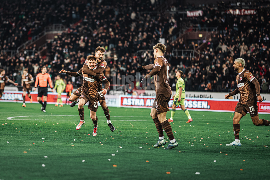 Fußball | Männer | Saison 2024/2025  | Fußball-Bundesliga | 26. Spieltag | FC St. Pauli vs. TSG Hoffenheim | 14.03.2025 | Torjubel vorne Philipp Treu (#23, FC St. Pauli) und hinten Danel Sinani (#10, FC St. Pauli) vorne Noah Weißhaupt (#13, FC St. Pauli)