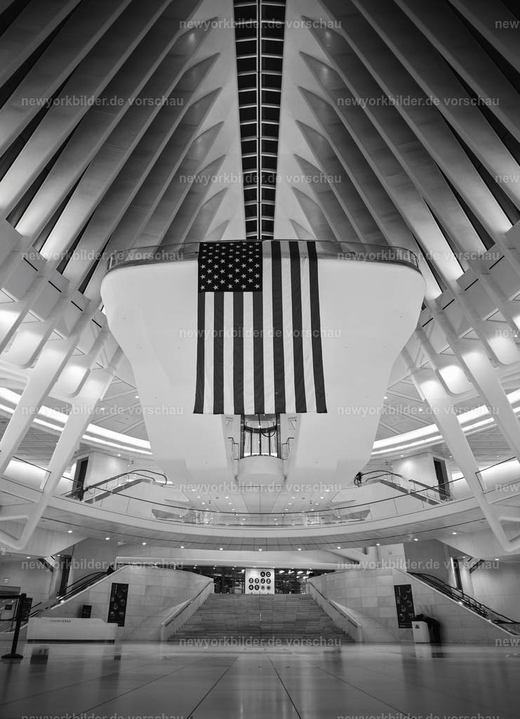 Memorial Day im Oculus – nahezu menschenleerer Raum bei Nacht | Ein magischer Moment im Oculus am Memorial Day: Die große US-Flagge hängt stolz im menschenleeren Raum, während die Nacht Ruhe und Würde über diesen Ort legt. Ein Bild, das die Bedeutung des Gedenkens inmitten der ikonischen Architektur von New York City einfängt.