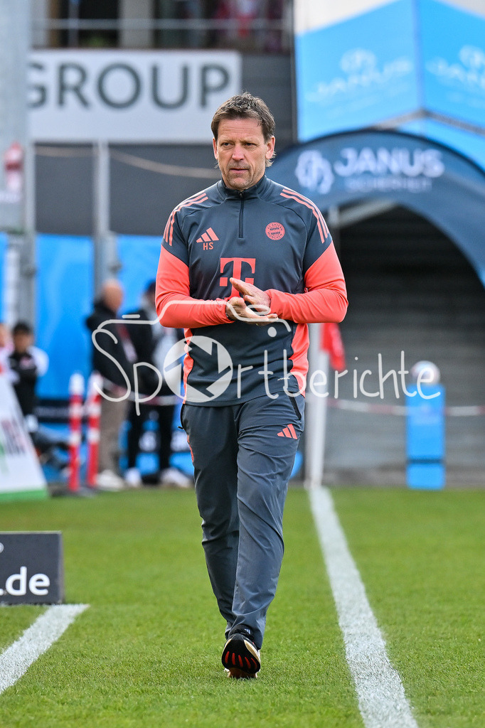 FC Würzburger Kickers - FC Bayern Amateure | WÜRZBURG, DEUTSCHLAND - 10. APRIL: im Bild Holger SEITZ Cheftrainer FC Bayern München II / Einzelfoto / Freisteller vor dem Match zwischen dem FC Würzburger Kickers und den Amateuren des FC Bayern München am 28. Spieltag der Regionalliga Bayern in der AKON Arena