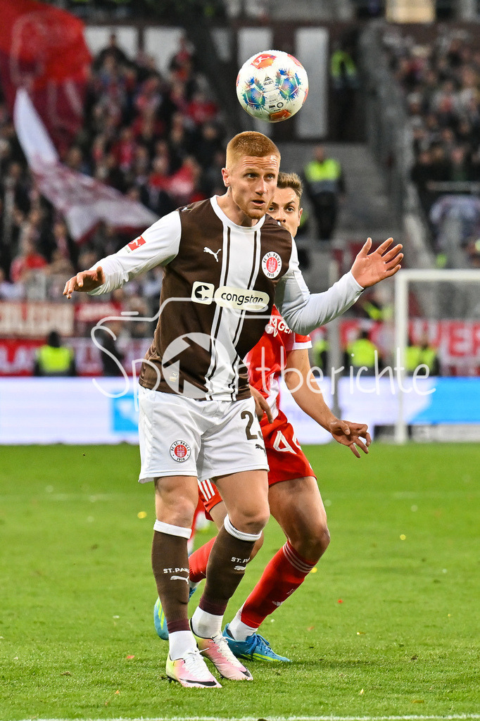 FC St. Pauli - FC Bayern München | ST. PAULI, DEUTSCHLAND - 11. APRIL: im Duell Louis OPPIE (St. Pauli 23) und Josip STANISIC (FC Bayern Munich 44) während dem Bundesligamatch zwischen dem FC St. Pauli und dem FC Bayern München am 29. Spieltag im Millerntor Stadion / DFL REGULATIONS PROHIBIT ANY USE OF PHOTOGRAPHS AS IMAGE SEQUENCES AND/OR QUASI-VIDEO