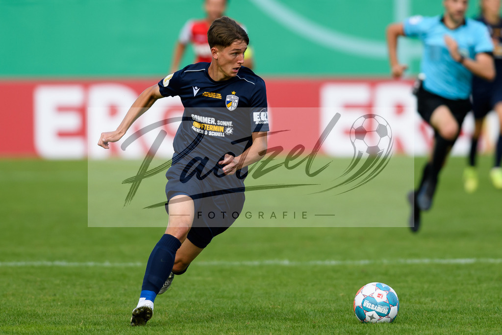 JENKOE20210808_311 | Fussball, Herren: Alexander Prokopenko (FC Carl Zeiss Jena) in Aktion, am Ball, Einzelaktion beim Spiel der 1. Runde im DFB-Pokal zwischen FC Carl Zeiss Jena und 1. FC Koeln im Ernst-Abbe-Sportfeld am 08.08.2021 in Jena, Deutschland.DFB / DFL REGULATIONS PROHIBIT ANY USE OF PHOTOGRAPHS AS IMAGE SEQUENCES AND/OR QUASI-VIDEO. - Realisiert mit Pictrs.com