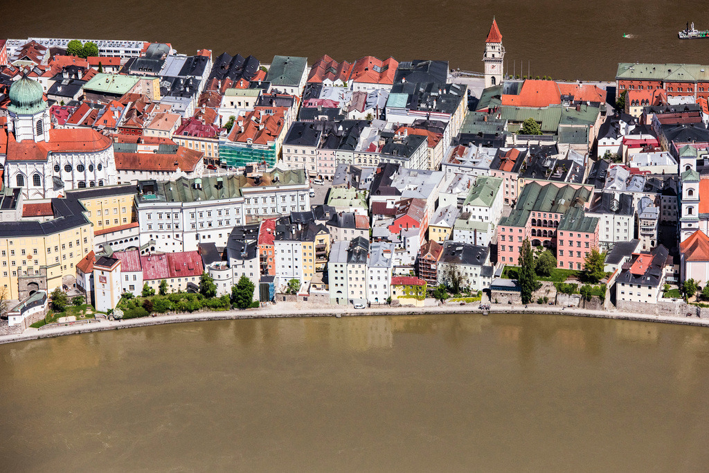 dr__0012532.jpg | PASSAU 11.05.2017 Die kreisfreie Universitätsstadt Passau im Bundesland Bayern. Aufgrund des Zusammenflusses der Flüsse Ilz, Inn und Donau, wird Passau auch "Dreiflüssestadt" genannt. // The university town of Passau in the state of Bavaria. Because of the junction of the rivers Ilz, Inn and Danube, Passau is also called "Three Rivers Town". Foto: Daniel Reiter