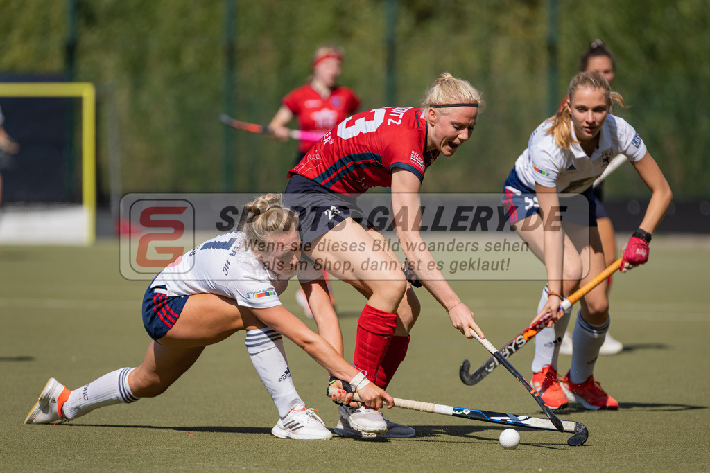 HK_20220903_109625 | 1. Bundesliga Damen Düsseldorfer HC - Berliner HC am 3.9.2022 DHC Düsseldorf, Düsseldorf , Sophie Stiebitz Malin ( Berliner HC #23 ) , Sara Strauss ( Düsseldorfer HC #11 ) rechts Laetitia Graf ( Düsseldorfer HC #55 )