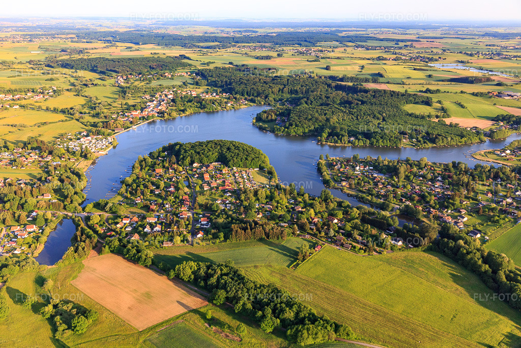 Aerial view: The districts of Weiherfeld and Netzwinkle on the Etang de Hirbach from the north in Holving in the state Moselle, France. – Photo: IMG_107366.jpg taken on 05/19/2018 by Werner Riehm/FLY-FOTO.com – Resolution of the original: 5472 x 3648 px