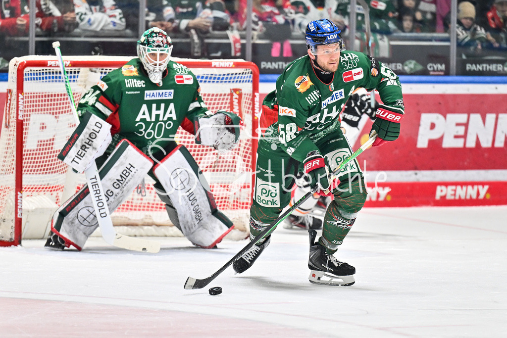 Augsburger Panther - Grizzlys Wolfsburg | AUGSBURG, GERMANY - 15. MARCH: am Puck Maximilian RENNER (Augsburger Panther 58) während dem Match zwischen den Augsburger Panthern und den Grizzlys Wolfsburg am 52. Spieltag der Penny DEL im Curt Frenzel Stadion