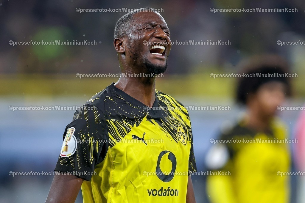 BVB02122501087 | 02.12.2025, Fußball, DFB-Pokal, Borussia Dortmund - Bayer 04 Leverkusen, Achtelfinale, Signal Iduna Park, Saison 2025 2026: Enttäuschung nach dem Ausscheiden des BVB im Pokalspiel gegen Leverkusen. Serhou Guirassy (BVB #09) Enttäuscht nach der Niederlage Mimik Verzweifelt verzweiflung DFB regulations prohibit any use of photographs as image sequences and or quasi-video.