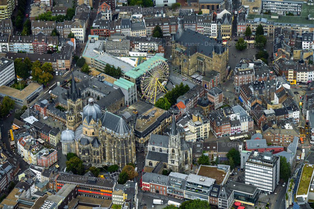 3293514 | Rathaus und  Aachener Dom, auch Hoher Dom zu Aachen, Aachener Münster oder Aachener Marienkirche, ist die Bischofskirche des Bistums Aachen und das bedeutendste Wahrzeichen der Stadt Aachen