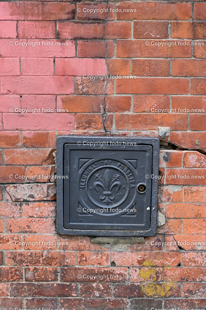 Italien_ Toscana_ Florenz_ 30.05.2024-308 | 30.05.2024, Italien, ITA, Toskana, Florenz im Bild Stadtansichten, Gebäude, Architektur, Touristen, Historisch, Souvenir, Altstadt, Museum, Statuen, Skulpturen, Piazza della Signoria, Statue David, Palazzo Vecchio, Neptunbrunnen, Piazza della Repubblica, Ponte Vecchio, Brücke, Uffizien, Kathedrale Santa Maria del Fiore, Arno, Fluß


Florenz, Firenze, ist eine italienische Großstadt. Nach Einwohnern ist sie die achtgrößte Stadt Italiens. Florenz ist die Hauptstadt sowie größte Stadt der Region Toskana und der Metropolitanstadt Florenz, in der etwa eine Million Menschen leben. Florenz ist für seine Geschichte berühmt. Leonardo da Vinci verbrachte große Teile seiner Jugend in Florenz, Michelangelo fand Unterschlupf in der Kirche der Medici, Galileo Galilei wohnte als Hofmathematiker in den Palästen der Medici. Von 1865 bis 1871 war die Stadt die Hauptstadt des neu gegründeten Königreichs Italien. Das historische Zentrum von Florenz zieht Jahr für Jahr Millionen von Touristen an. Die historische Innenstadt wurde von der UNESCO im Jahre 1982 zum Weltkulturerbe erklärt. 
Quelle: Wikipedia
