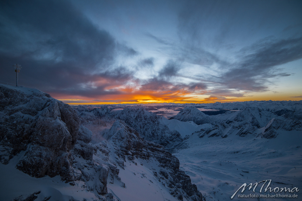 Zugspitze kurz vor Sonnenaufgang | Dies ist der Online-Shop von naturfoto.michaelthoma.de. Ich bin leidenschaftlicher Naturfotograf und fotografiere von der Andromedagalaxie bis zum Zwergtaucher, von der Ameise bis zum Orionnebel alles was mit Natur zu tun hat. Hier kann eine Auswahl meine - Realisiert mit Pictrs.com