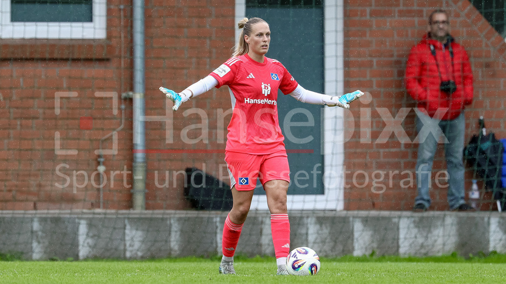 Fussball, Testspiel Frauen, Hamburger SV - FC Viktoria Berlin | Inga Schuldt (Torhüterin, Torwart, Hamburger SV, 1) am Ball, Freisteller, Einzelbild, Ganzkörper, Aktion, Action, Spielszene, gibt Anweisungen, gestikuliert, mit den Armen gestikulieren