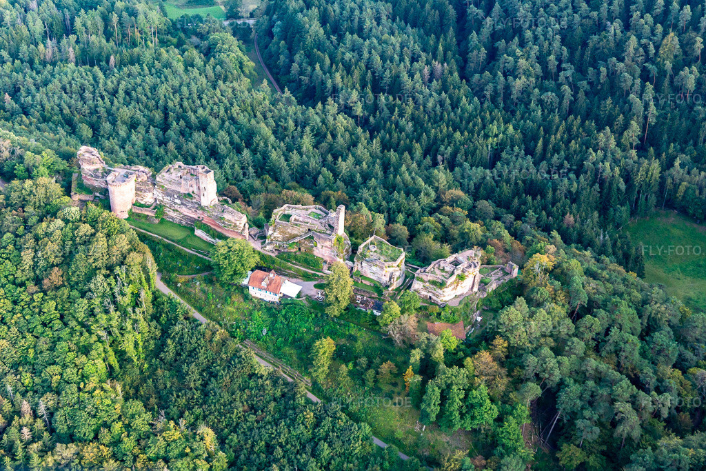 Luftbild: Burgenmassiv Altdahn mit den Burgruinen Grafendahn und Tanstein in Dahn im Bundesland Rheinland-Pfalz in Deutschland. Foto: IMG_139024.jpg vom 30.09.2023 durch Werner Riehm/FLY-FOTO.deWWW.BURGENLANDSCHAFT-PFALZ.DE